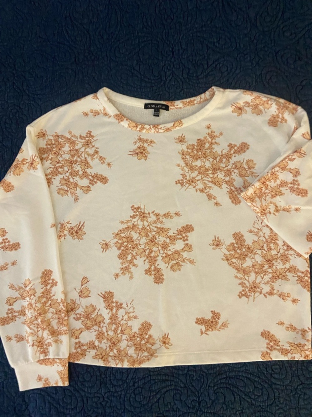 Lightweight long sleeve top. Size Large